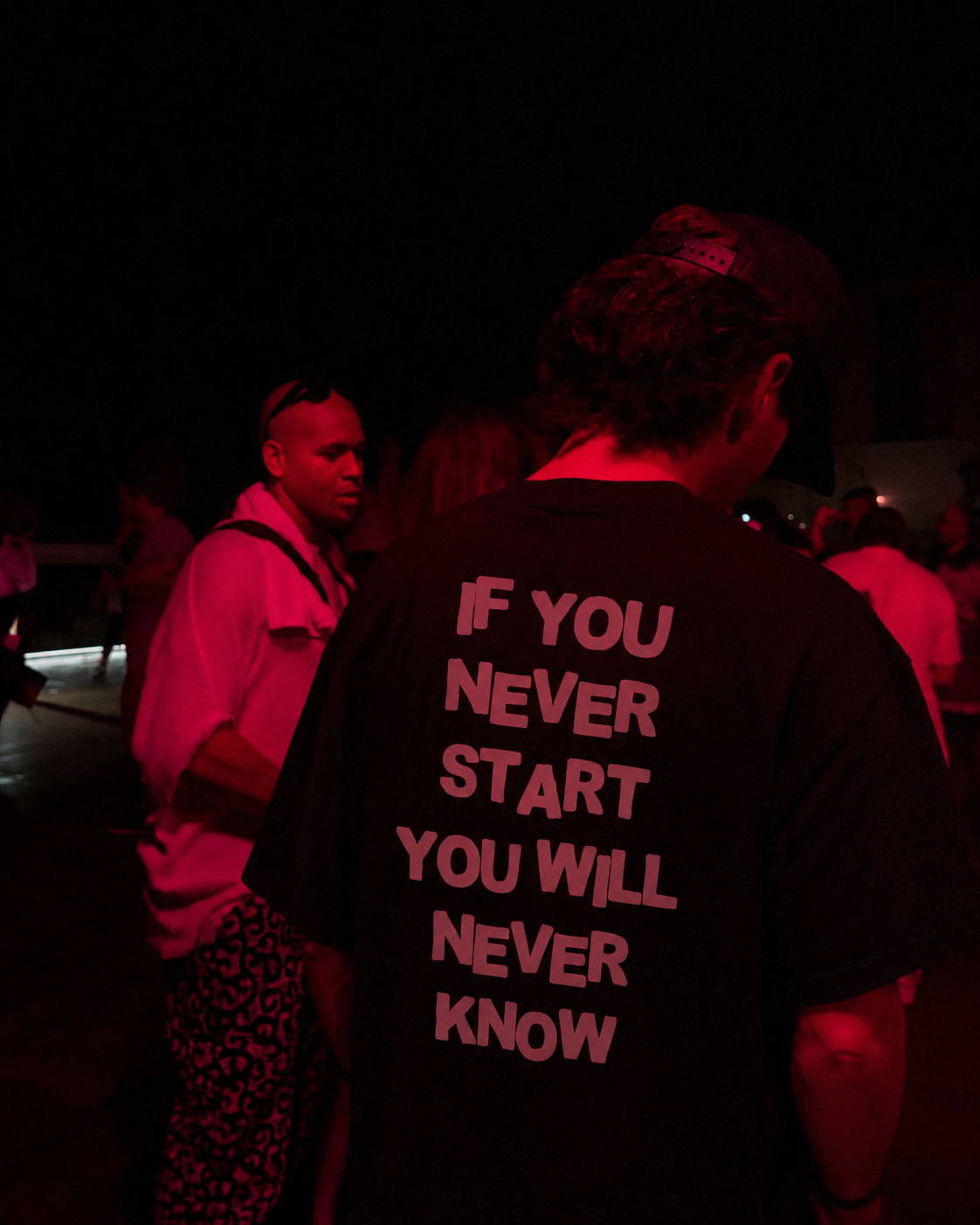 NEVER KNOW BOXY BLACK TEE