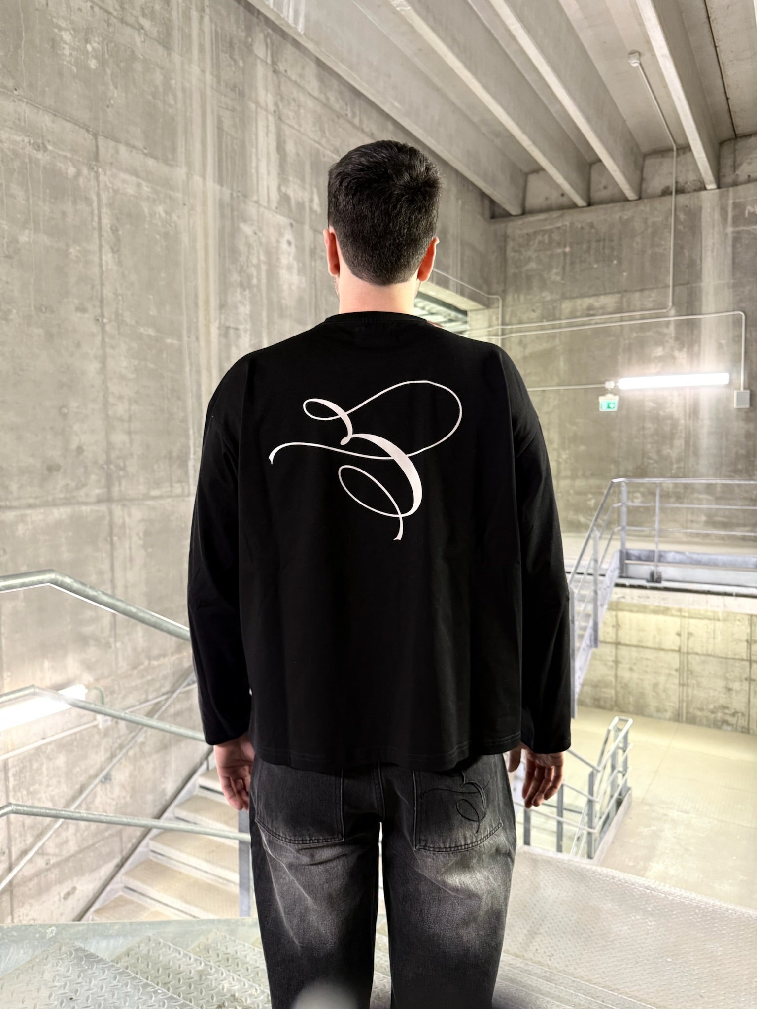 E LOGO LONGSLEEVE TEE BLACK