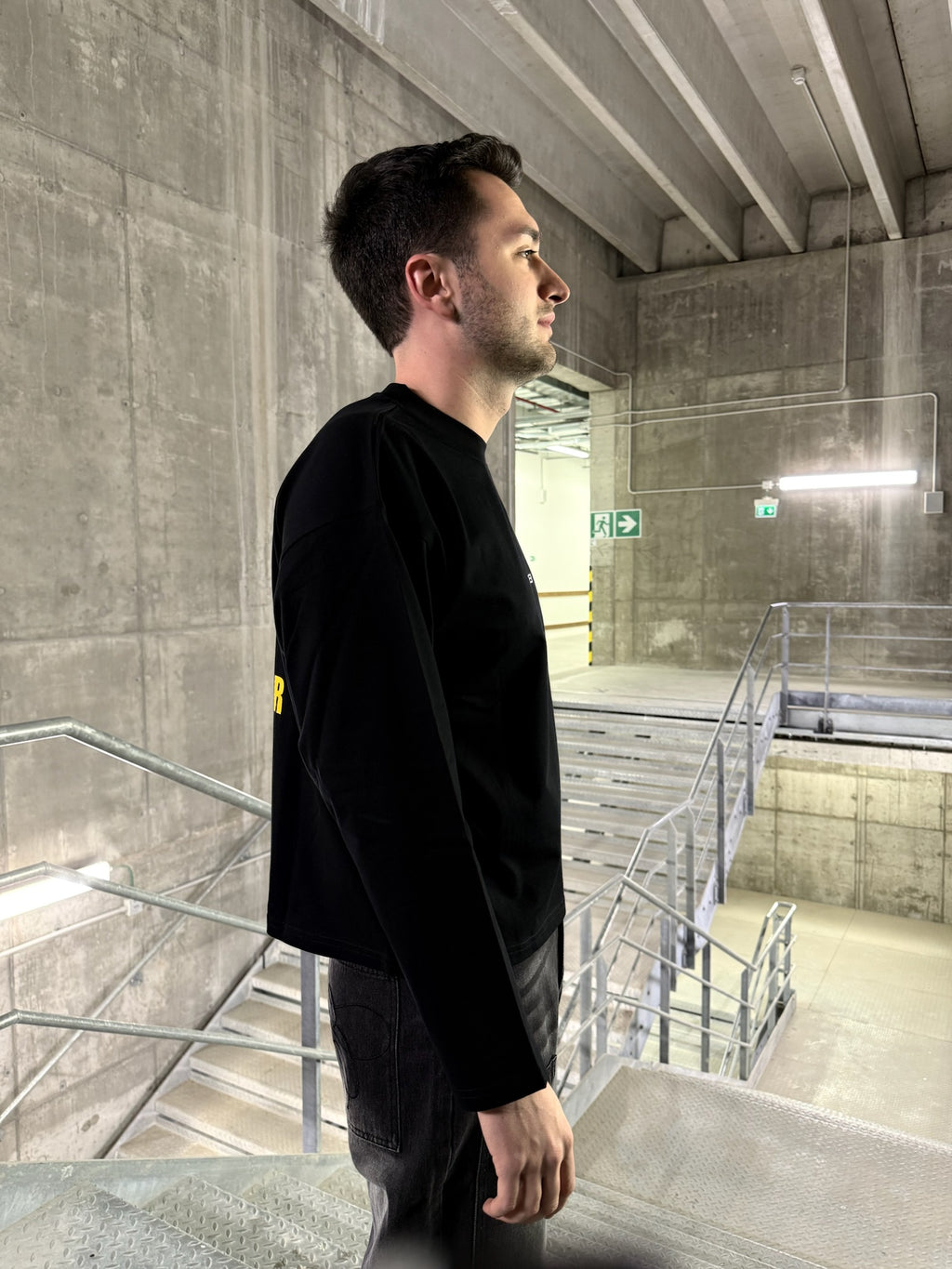 BRUNETTE LONGSLEEVE TEE BLACK