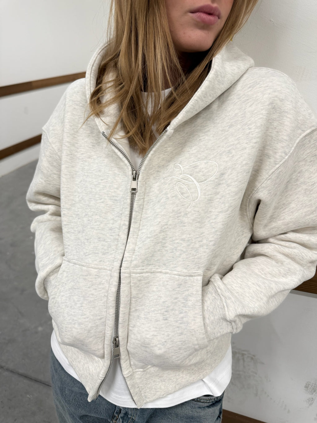 EMBROIDERED E ZIP WOMEN HOODIE CREAM