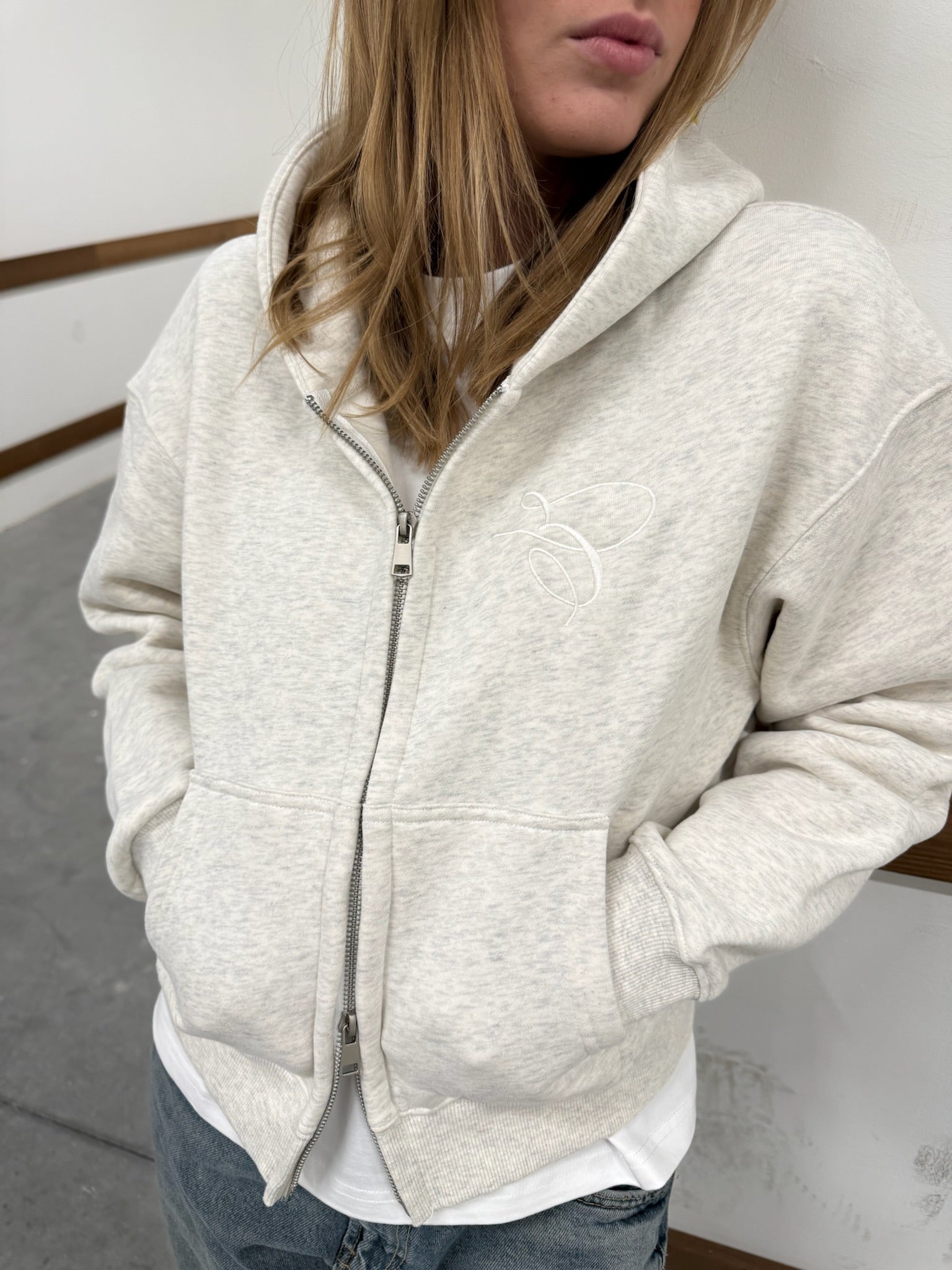 EMBROIDERED E ZIP WOMEN HOODIE CREAM
