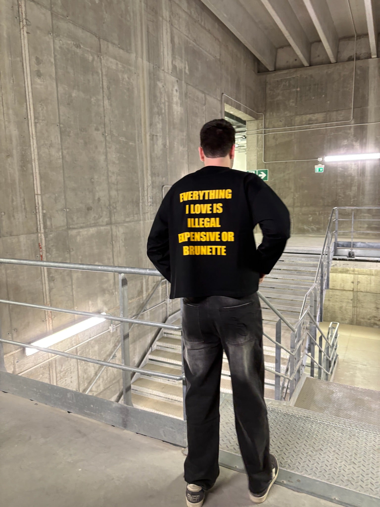 BRUNETTE LONGSLEEVE TEE BLACK