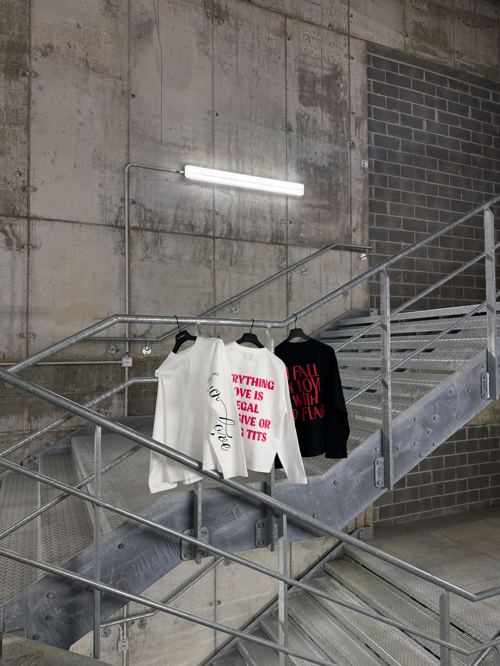 RED FLAGS BOXY BLACK LONGSLEEVE