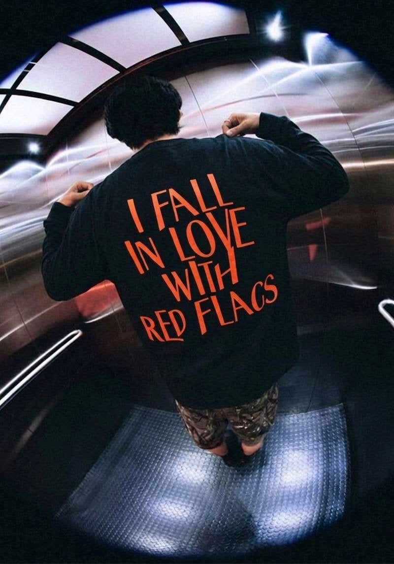 RED FLAGS BOXY BLACK LONGSLEEVE